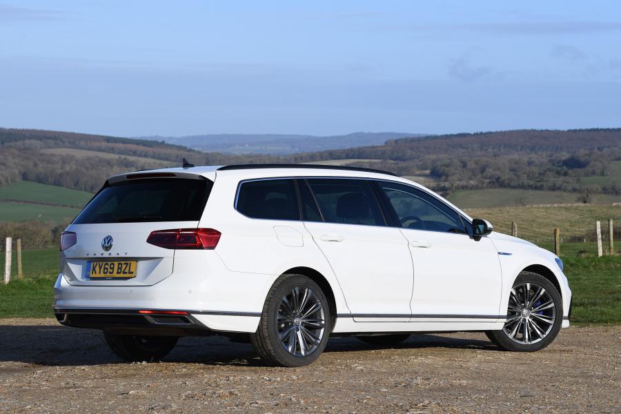  Volkswagen Passat GTE Estate (B8) 2019 года  (UK) (фото 35 из 40)